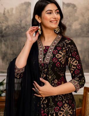 women ethnic motifs printed regular thread work kurta with trousers & with dupatta 2