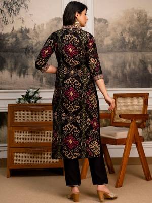women ethnic motifs printed regular thread work kurta with trousers & with dupatta 4