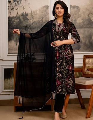 women ethnic motifs printed regular thread work kurta with trousers & with dupatta 5