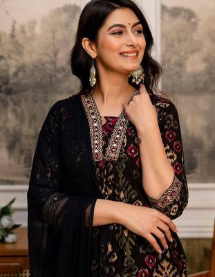 women ethnic motifs printed regular thread work kurta with trousers & with dupatta 6