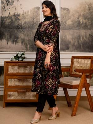 women ethnic motifs printed regular thread work kurta with trousers & with dupatta 7