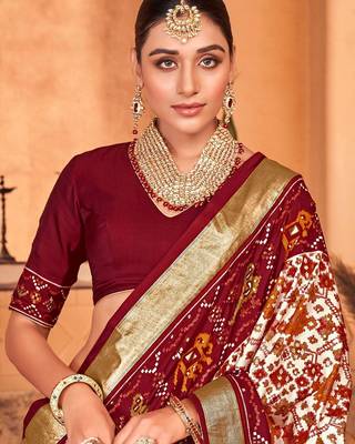Off white ethnic motifs zari silk blend patola saree 3
