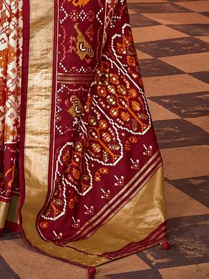 Off white ethnic motifs zari silk blend patola saree 5