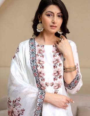 women floral printed regular kurta with trousers & with dupatta 3