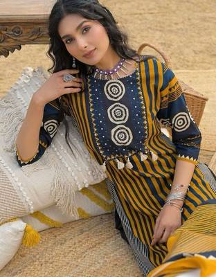 women printed regular  cotton kurta with trousers & with dupatta 2