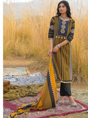 women printed regular  cotton kurta with trousers & with dupatta 4
