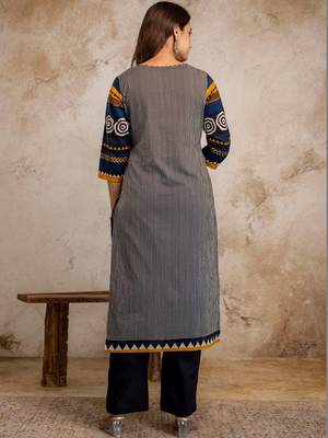 women printed regular  cotton kurta with trousers & with dupatta 6