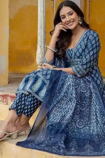 women ethnic motifs printed regular  cotton kurta with trousers & with dupatta