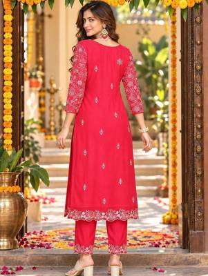 women ethnic motifs embroidered kurta with trousers & dupatta 4