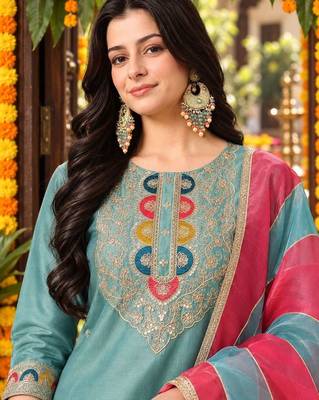 women ethnic motifs embroidered kurta with trouser & dupatta 2