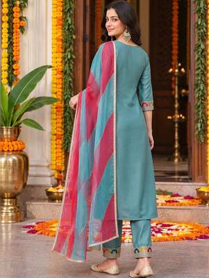 women ethnic motifs embroidered kurta with trouser & dupatta 4