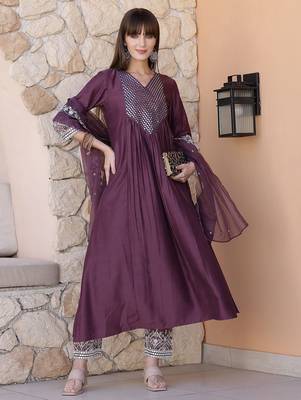 women geometric embroidered silk kurta with trousers & dupatta 3