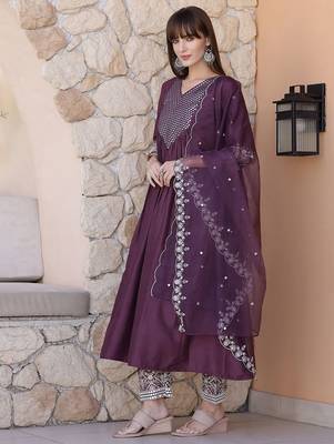 women geometric embroidered silk kurta with trousers & dupatta 4
