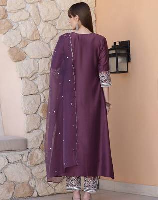 women geometric embroidered silk kurta with trousers & dupatta 5