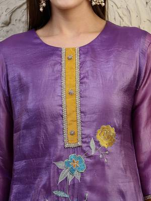 women floral embroidered regular thread work kurta with trousers & with dupatta 4