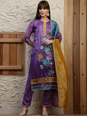 women floral embroidered regular thread work kurta with trousers & with dupatta 7
