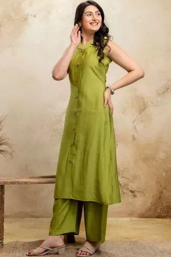 women regular kurta with palazzos