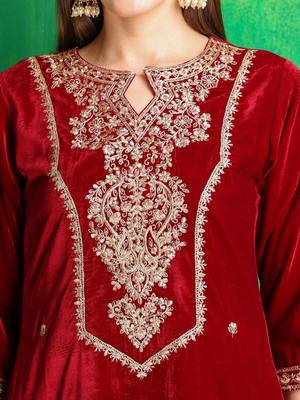 women ethnic motifs embroidered regular thread work velvet kurta with trousers & with dupatta 4