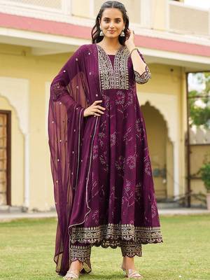 women floral printed empire mirror work kurta with pyjamas & with dupatta 4