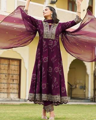women floral printed empire mirror work kurta with pyjamas & with dupatta 5