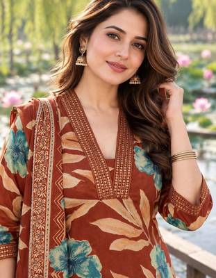 women floral printed regular  cotton kurta with trousers & with dupatta 4