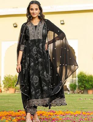 women floral printed panelled thread work kurta with trousers & with dupatta 1