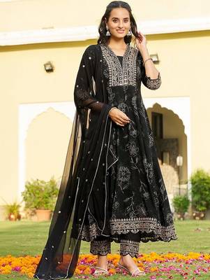 women floral printed panelled thread work kurta with trousers & with dupatta 5