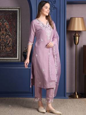 women floral embroidered kurta with trousers & dupatta 3