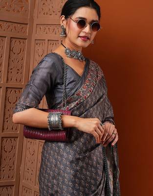 Grey grey bagh printed saree 4