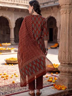 women ethnic motifs printed regular  cotton kurta with trousers & with dupatta 3