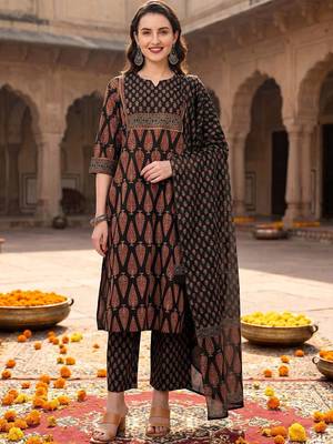women ethnic motifs printed regular  cotton kurta with trousers & with dupatta 1
