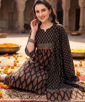 women ethnic motifs printed regular  cotton kurta with trousers & with dupatta 2