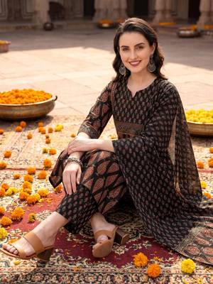 women ethnic motifs printed regular  cotton kurta with trousers & with dupatta 3