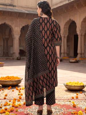 women ethnic motifs printed regular  cotton kurta with trousers & with dupatta 5