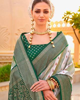 Off white woven design zari silk blend designer banarasi saree 3