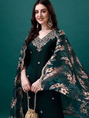 women floral embroidered regular thread work kurta with trousers & with dupatta 3