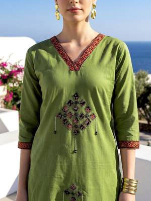 women ethnic motifs embroidered regular thread work  cotton kurta with palazzos 4