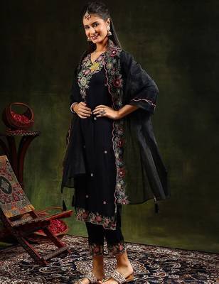 floral embroidered v neck organza kurta with trousers and dupatta 3
