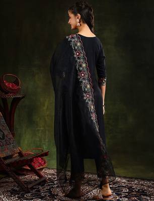 floral embroidered v neck organza kurta with trousers and dupatta 4