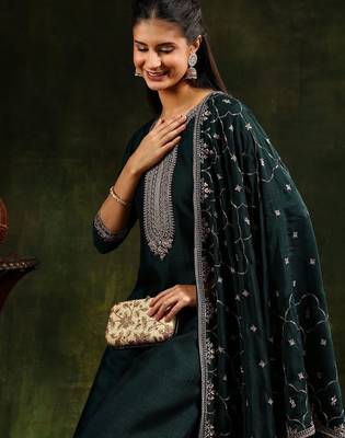 women ethnic motifs embroidered regular kurta with trousers & with dupatta 3