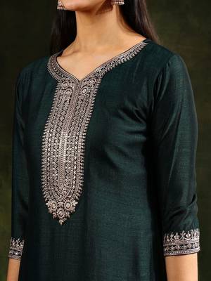 women ethnic motifs embroidered regular kurta with trousers & with dupatta 4