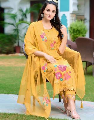 women floral embroidered regular thread work kurta with trousers & with dupatta 6