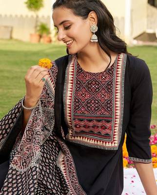 women ethnic motifs printed regular  cotton kurta with trousers & with dupatta 2