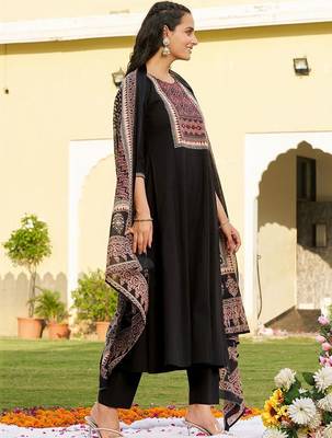 women ethnic motifs printed regular  cotton kurta with trousers & with dupatta 4