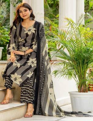 women floral printed regular  cotton kurta with trousers & with dupatta 2