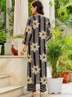 women floral printed regular  cotton kurta with trousers & with dupatta 4