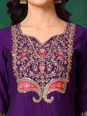women ethnic motifs embroidered kurta with trousers & dupatta 2