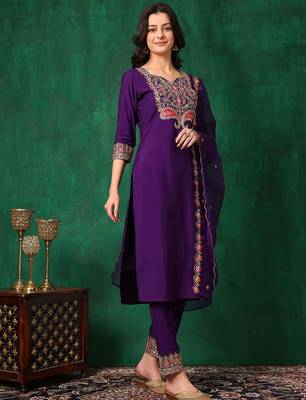 women ethnic motifs embroidered kurta with trousers & dupatta 3