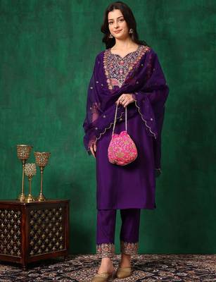 women ethnic motifs embroidered kurta with trousers & dupatta 5