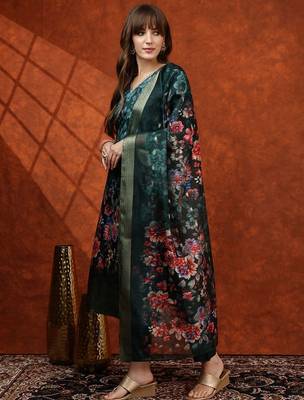 women floral printed regular kurta with trousers & dupatta 4